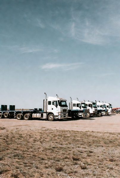 Flatdeck trailer with pipe load